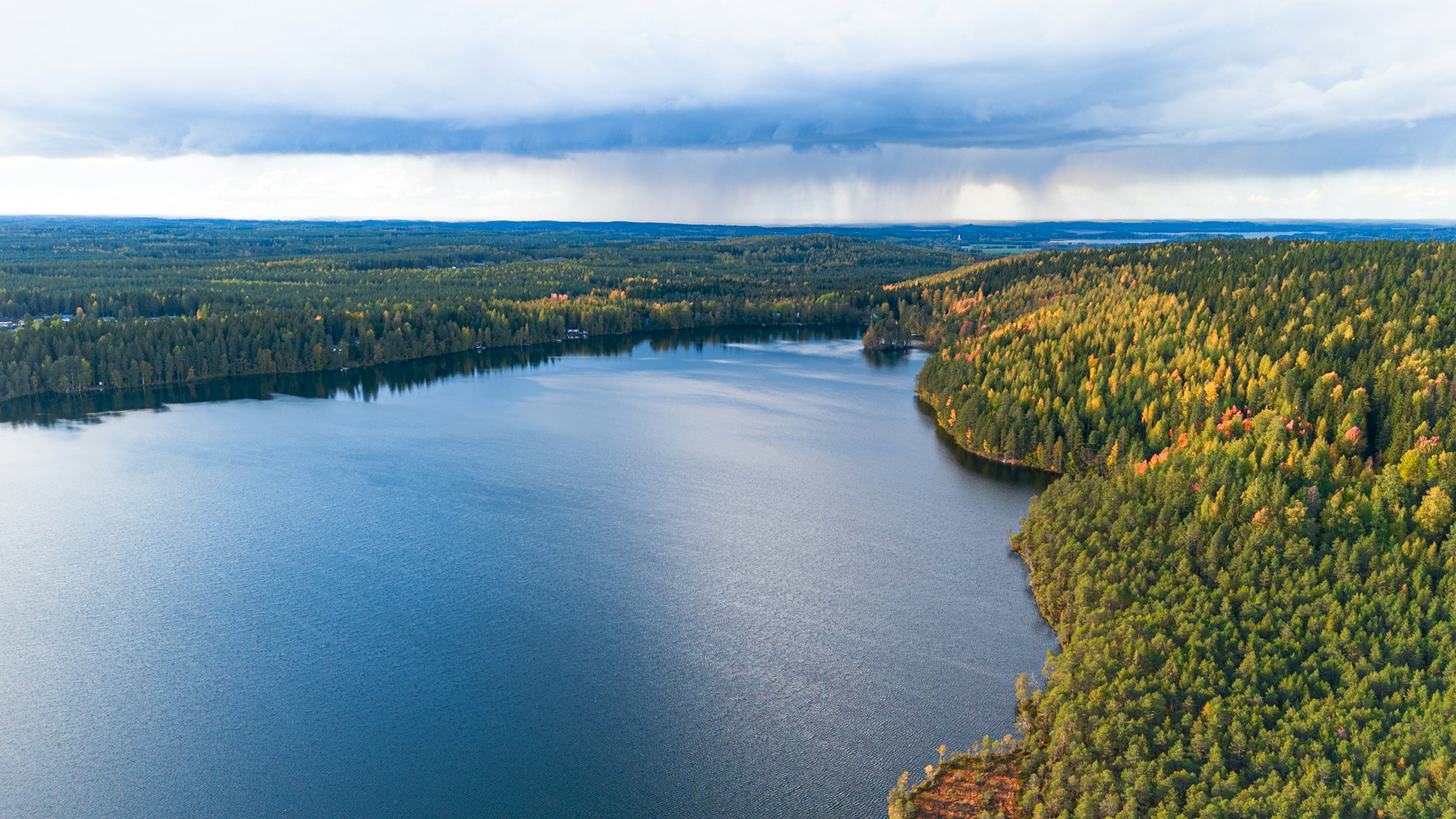 Syksyinen Tiilijärvi ja sitä ympäröivä suomalainen metsä Hollolassa